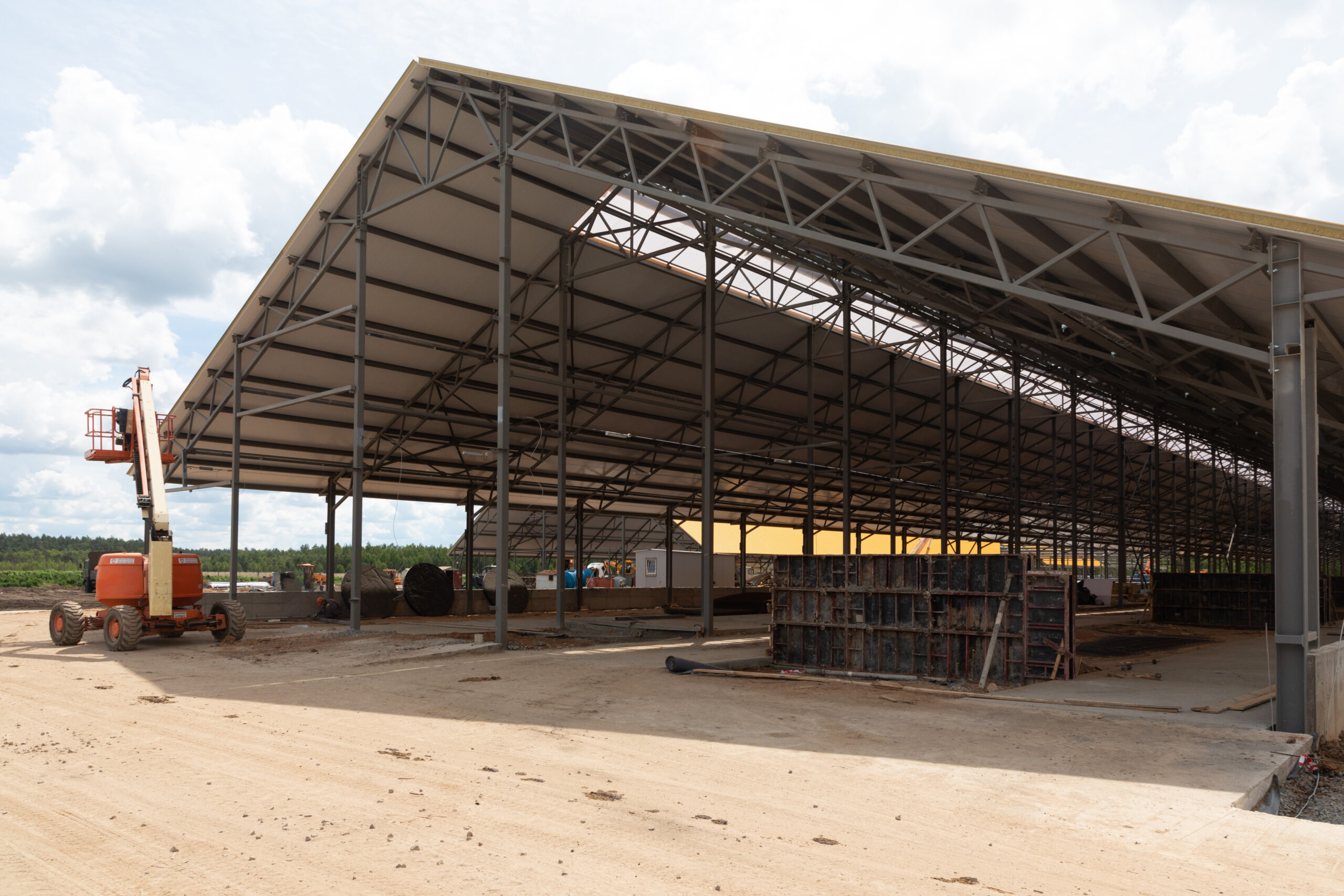 construction of a new tent modern cow farm using metal structures galarza y molina constructores galpon estructuras quito ambientes controlados avicolas certicación agrocalidad